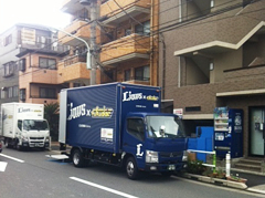 フクフク引越の埼玉西武ライオンズ便、到着！色違いの２台です。