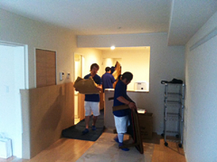 荷物を運びこむ前に、ライオンズカラーのシャツを着たスタッフがしっかり養生します。