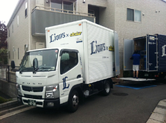 白いトラックもなかなか目立ちます。どちらのトラックがお好みですか？