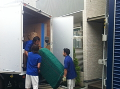 しっかり梱包された家具を、いよいよ搬入です。