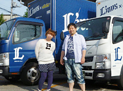 全て搬入し終えた後、ご希望者には、トラックと一緒に記念撮影。